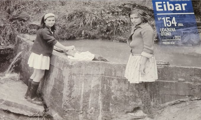 Eibar aldizkariaren azken alea, 154. zenbakia, kalean eta webgune honetan duzue. Neskatoak labaderoan, 1966 (Eibarko Udal Artxiboa).