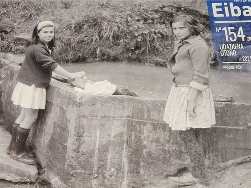Eibar aldizkariaren azken alea, 154. zenbakia, kalean eta webgune honetan duzue. Neskatoak labaderoan, 1966 (Eibarko Udal Artxiboa).
