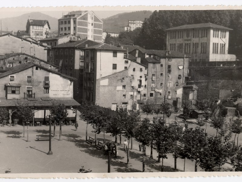 Ezkerrean, Tupineko etxea. Eibarko Klub Deportiboaren lehenengo egoitza horko 1. pisuan egon zen. Argazkia: Eibarko Udal Artxiboa
