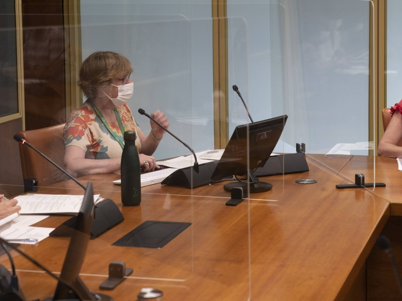 Eibarko artxibozain Yolanda Ruiz Urbón, Arantzazu Oregi Goñirekin.