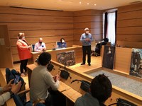 Eibarko zenbait arropa-dendatan egon ziren Zuloagaren 28 koadroren kopia baimenduen zozketa egin da