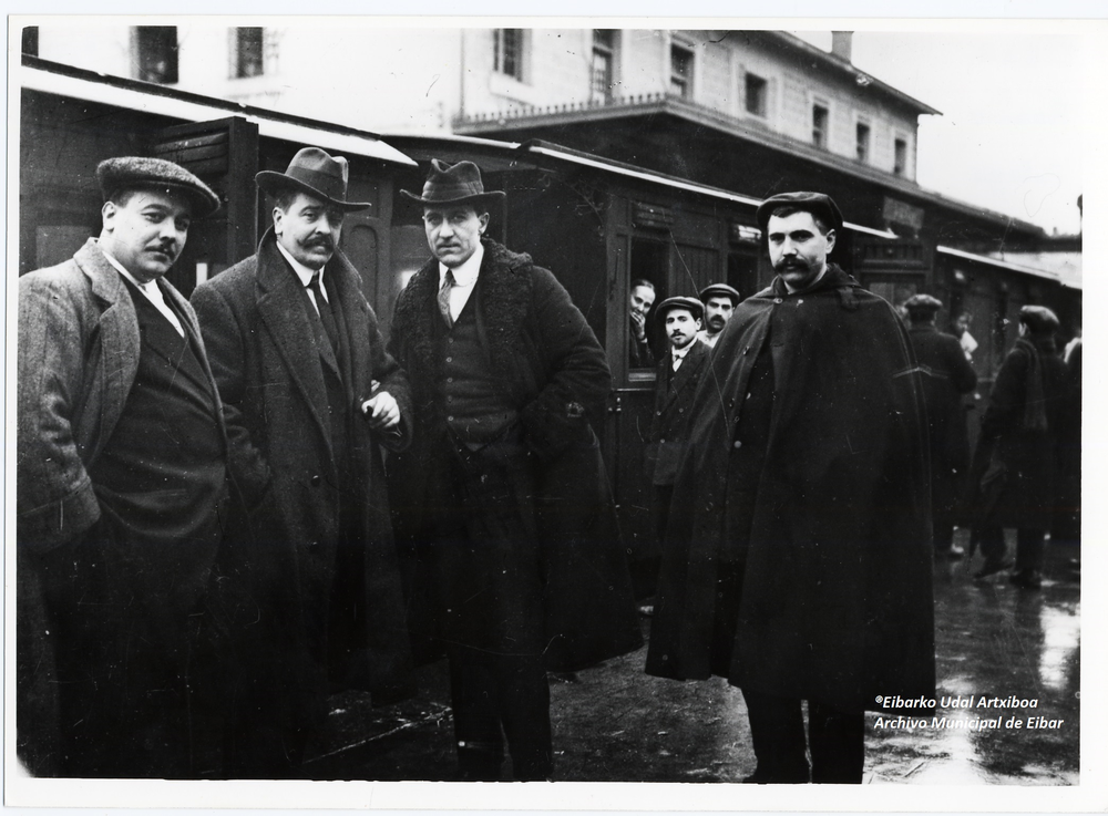 Eibarren aldarrikatu zen II. Errepublikaren inguruko informazioa Ego Ibarraren webgunean eta Youtuben entzungai, ikusgai eta irakurgai Alejandro Telleria (1876-1939), Errepublika aldarrikatu zuen alkatea (lehenengoa ezkerretik). Argazkia: Udal Artxiboa