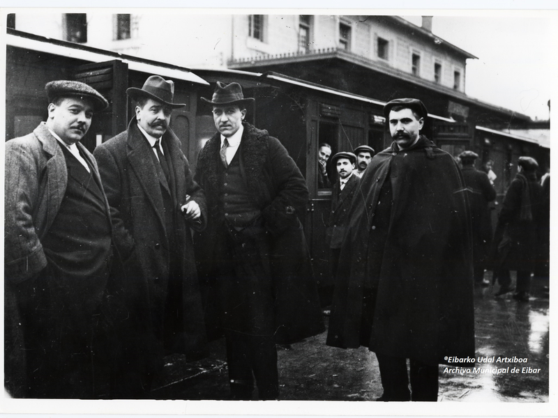 Alejandro Telleria (1876-1939), Errepublika aldarrikatu zuen alkatea (lehenengoa ezkerretik). Argazkia: Udal Artxiboa