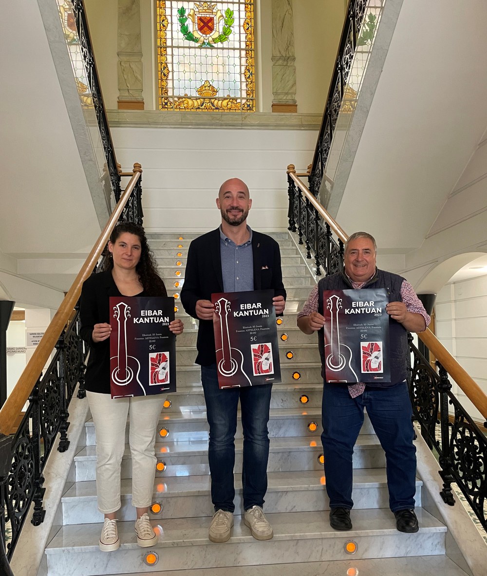 'Eibar Kantuan' jaialdia ospatuko da Astelena frontoian datorren larunbatean, ekainak 10 'Eibar Kantuan' jaialdiaren aurkezpenaren irudia. Argazkian (ezkerretik eskuinera): Iraide Ansorena, Juan Bautista Gisasola Musika Eskolako zuzendaria, Jon Iraola, jarduneko alkatea, eta Patxi Lejardi, jarduneko Kultura eta Euskara zinegotzia.