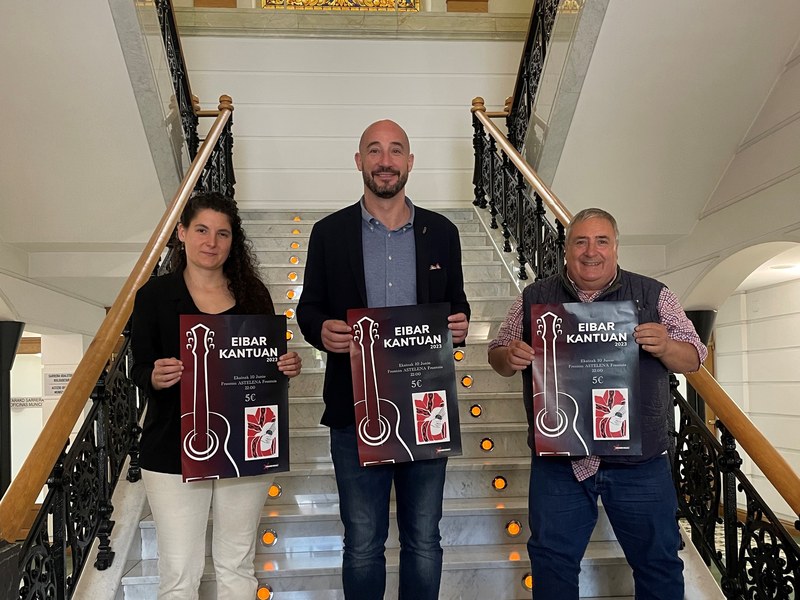 'Eibar Kantuan' jaialdiaren aurkezpenaren irudia. Argazkian (ezkerretik eskuinera): Iraide Ansorena, Juan Bautista Gisasola Musika Eskolako zuzendaria, Jon Iraola, jarduneko alkatea, eta Patxi Lejardi, jarduneko Kultura eta Euskara zinegotzia.