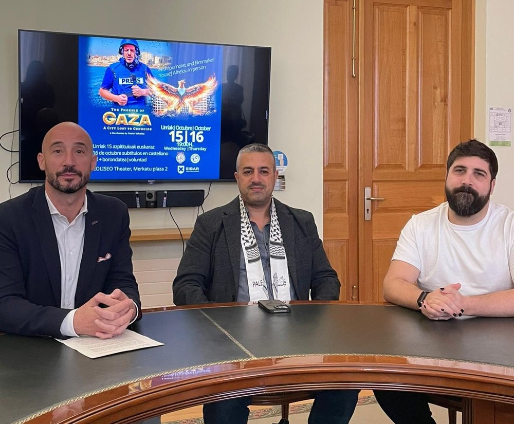 "Gazako fenixa", desagertutako bizitza baten artxibo bihurtu den dokumentala, urriaren 15ean eta 16an Coliseoan Jon Iraola, Eibarko alkatea, Yousef Alhelou dokumentalaren zuzendaria, eta Andobi Zabala Kultura zinegotzia.