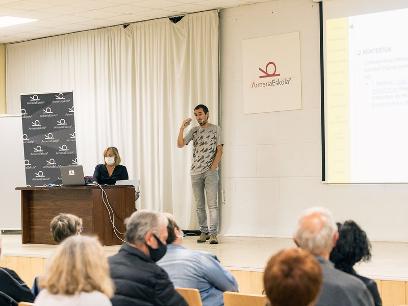 Igor Etxabe ikerlariaren “Eibarko kapital sozialaren oinarriak- Las bases del capital social de Eibar” hitzaldia Ego Ibarraren Youtube kanalean dago eskura