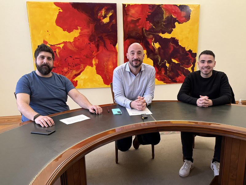 Argazkian (ezkerretik eskumara): Andoni Zabala, kultur zinegotzia; Jon Iraola, Eibarko alkatea; eta Jürgen Landa, artista eibartarra.