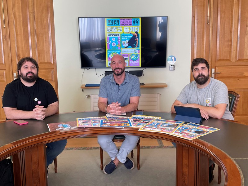 Ezkerretik eskumara: Alex Robleño, ekitaldiaren sustatzailea, Jon Iraola, Eibarko alkatea, eta Andoni Zabala, Kultura zinegotzia.