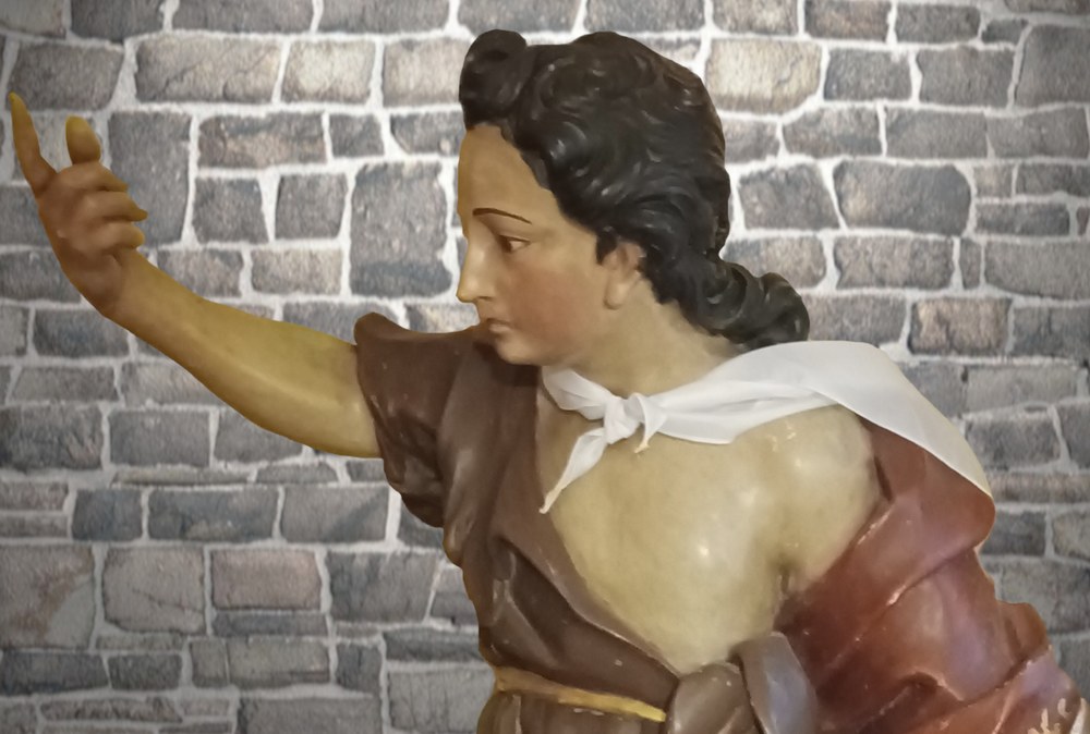 Sanjuanetako ohitura zaharrak Eibarren: San Juan sorba, San Juan sua eta lizar-abarrekin egindako gurutzeak San Juanen irudia, Untzagako ermita zaharrekoa. Argazkia: Eibarko Udal Artxiboa