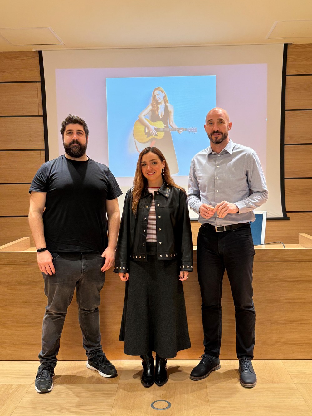 Sofía Machín artista eibartarra, Jon Iraola Eibarko alkate eta Andoni Zabala, Kultura zinegotziarekin.