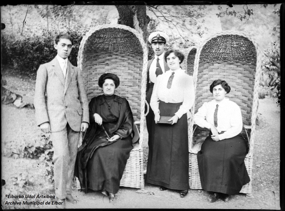 Udal Artxiboa kalera: eibartarrok gure herriaren 1889tik 1988ra bitarteko historia irudiz ezagutzeko aukera izango dugu 1925 (circa). Iraolagoitia-Biardeau familia Indianokoa jauregiaren lorategian. Eibarko Udal Artxiboa. Heraclio Echeverria Funtsa