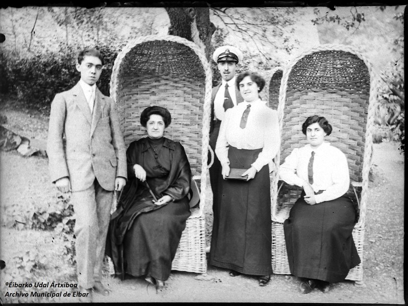 1925 (circa). Iraolagoitia-Biardeau familia Indianokoa jauregiaren lorategian.  Eibarko Udal Artxiboa. Heraclio Echeverria Funtsa
