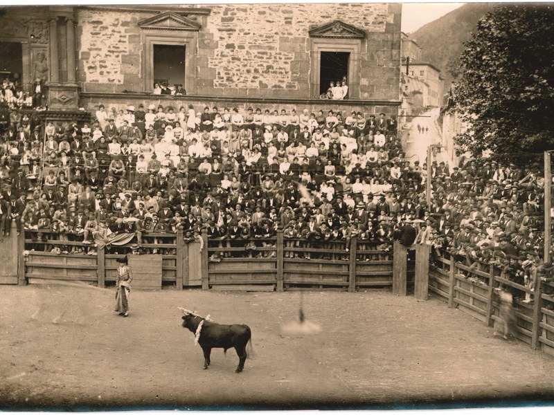 Zezenketa Untzaga plazan: goian, ezkerraldean, arkabuzaria. Argazkia: Castrillo Ortuoste Fondoa. Eibarko Udal Artxiboa.