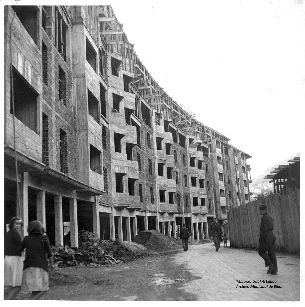 Zigor-destakamentuak Gipuzkoan hitzaldia Eibarko Udal Liburutegian, apirilaren 10ean. Gure herrian, 1943. urtean, 125 presok jardun zuten beharrean herriaren berreraikitze-lanetan.